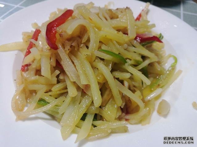包餃子剩點(diǎn)餃子皮不要浪費(fèi)，教你一個新鮮吃法，搭配土豆絲很美味