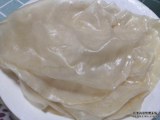 包餃子剩點(diǎn)餃子皮不要浪費(fèi)，教你一個新鮮吃法，搭配土豆絲很美味