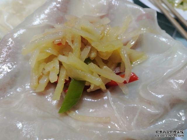 包餃子剩點(diǎn)餃子皮不要浪費(fèi)，教你一個新鮮吃法，搭配土豆絲很美味