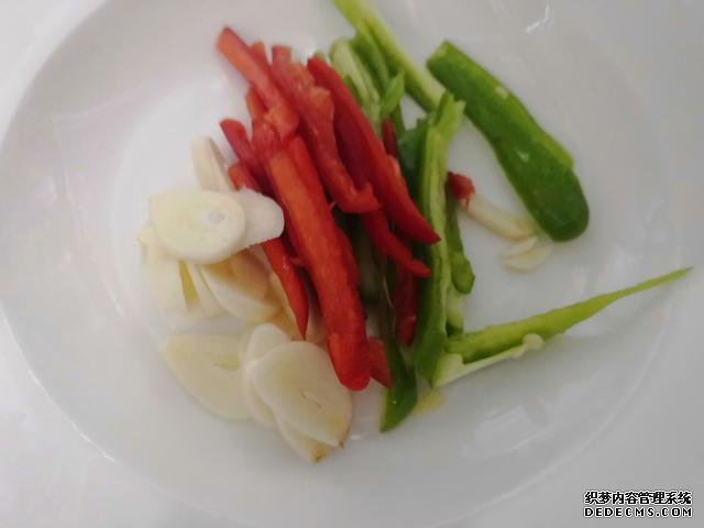 包餃子剩點(diǎn)餃子皮不要浪費(fèi)，教你一個新鮮吃法，搭配土豆絲很美味