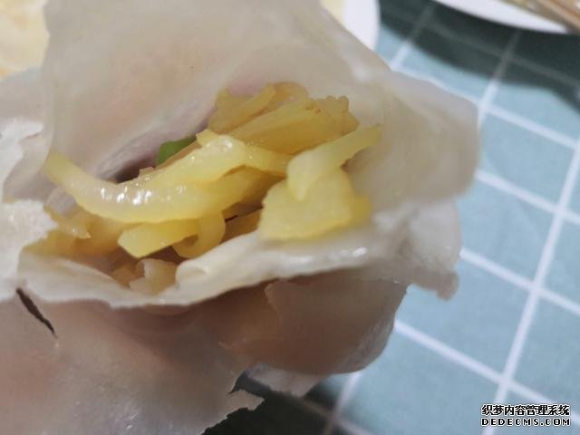 包餃子剩點(diǎn)餃子皮不要浪費(fèi)，教你一個新鮮吃法，搭配土豆絲很美味