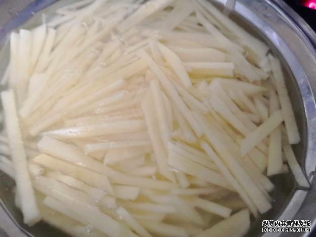 包餃子剩點(diǎn)餃子皮不要浪費(fèi)，教你一個新鮮吃法，搭配土豆絲很美味