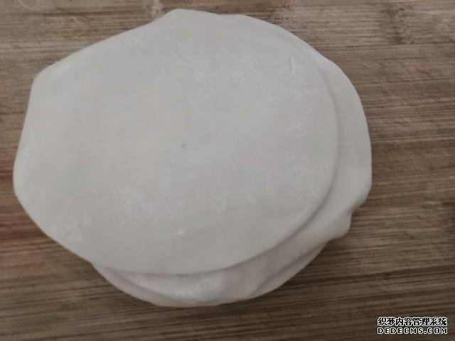包餃子剩點(diǎn)餃子皮不要浪費(fèi)，教你一個新鮮吃法，搭配土豆絲很美味