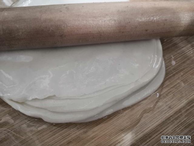 包餃子剩點(diǎn)餃子皮不要浪費(fèi)，教你一個新鮮吃法，搭配土豆絲很美味