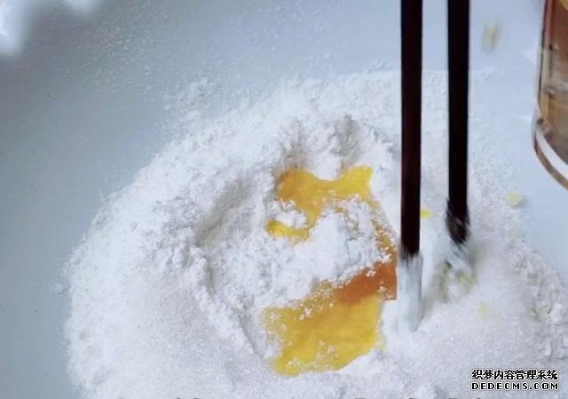 綠豆別熬粥啦，試試這樣做，5元食材做一大盤(pán)，孩子吃了還想吃