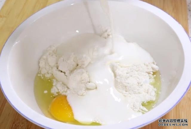 用雞蛋做一道小糕點(diǎn)，不用烤箱，口感綿軟不上火，老人小孩都喜歡