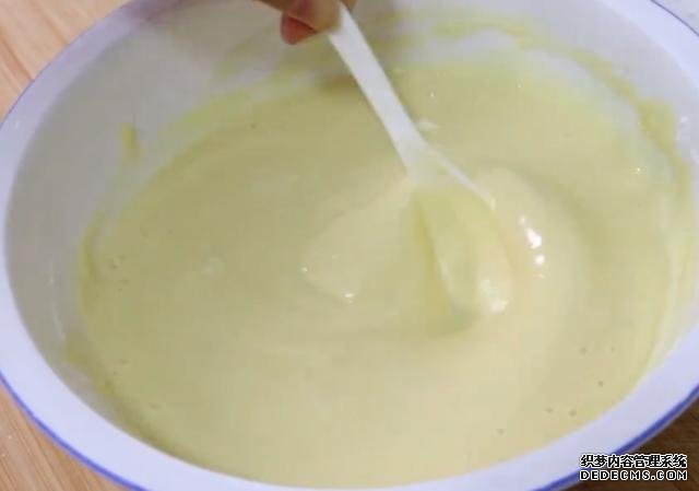 用雞蛋做一道小糕點(diǎn)，不用烤箱，口感綿軟不上火，老人小孩都喜歡