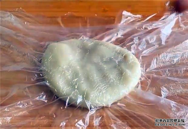 家里糯米粉別浪費了，只需簡單一做，又香又糯，吃一次就難以忘記