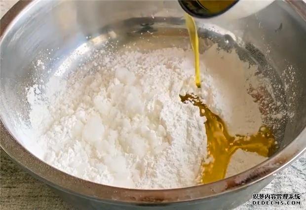 家里糯米粉別浪費了，只需簡單一做，又香又糯，吃一次就難以忘記