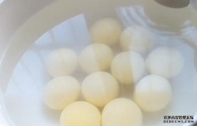 我家吃湯圓從不水煮，淋1個(gè)雞蛋，簡單一做，上桌3斤不夠吃，解饞