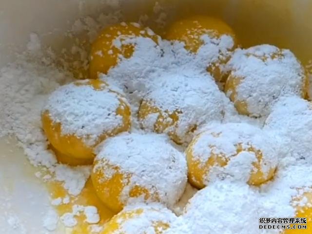 我家吃湯圓從不水煮，淋1個(gè)雞蛋，簡單一做，上桌3斤不夠吃，解饞