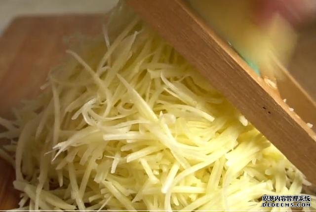 土豆里加2個雞蛋，不炒不燉不涼拌，不放一滴水，我家早餐經(jīng)常做
