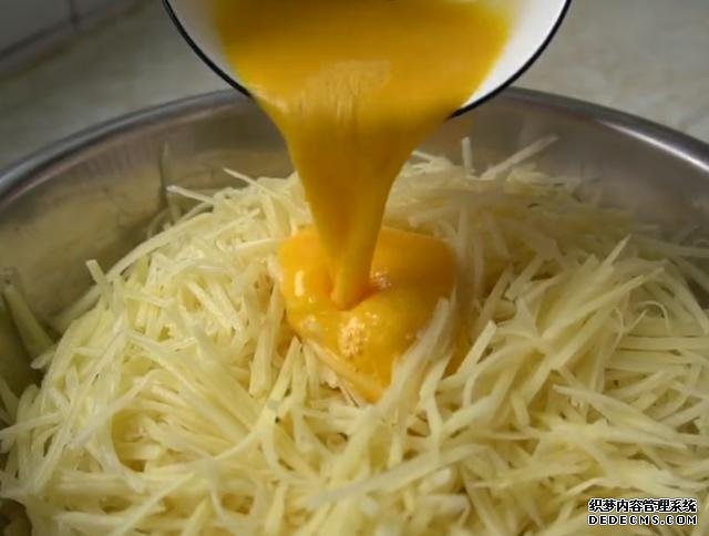 土豆里加2個雞蛋，不炒不燉不涼拌，不放一滴水，我家早餐經(jīng)常做