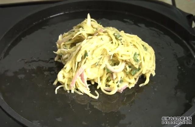 土豆里加2個雞蛋，不炒不燉不涼拌，不放一滴水，我家早餐經(jīng)常做