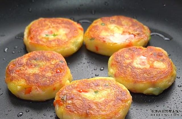 土豆餅最簡(jiǎn)單好吃的做法，外酥里嫩，鮮香又營(yíng)養(yǎng)，全家人都喜歡