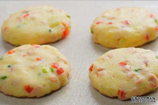 土豆餅最簡(jiǎn)單好吃的做法，外酥里嫩，鮮香又營(yíng)養(yǎng)，全家人都喜歡