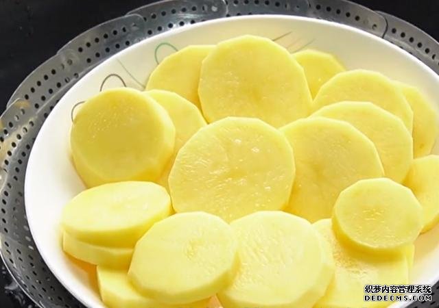 土豆餅最簡(jiǎn)單好吃的做法，外酥里嫩，鮮香又營(yíng)養(yǎng)，全家人都喜歡