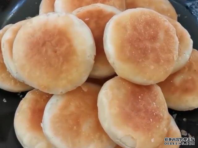 外面買3元一個掉渣小酥餅，自己做成本不到5毛，可烤可烙做法簡單