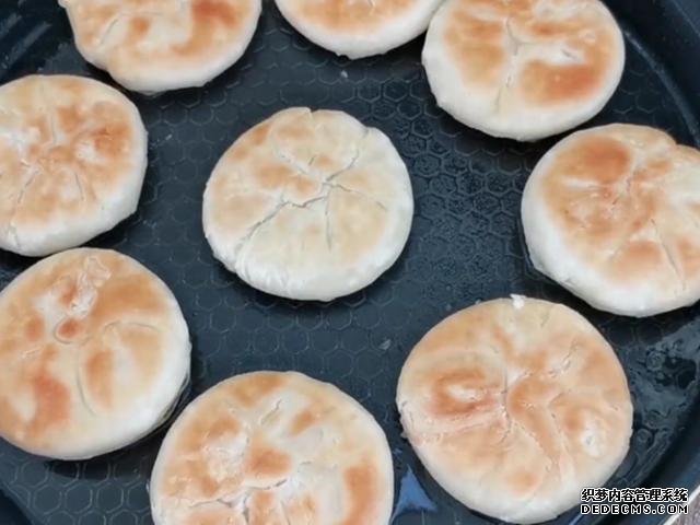 外面買3元一個掉渣小酥餅，自己做成本不到5毛，可烤可烙做法簡單
