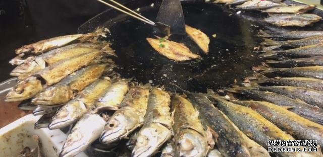 大叔街邊賣“開掛烤魚”，8元一條從不漲價(jià)，顧客：吃到就是賺到