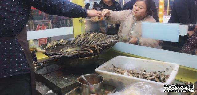 大叔街邊賣“開掛烤魚”，8元一條從不漲價(jià)，顧客：吃到就是賺到