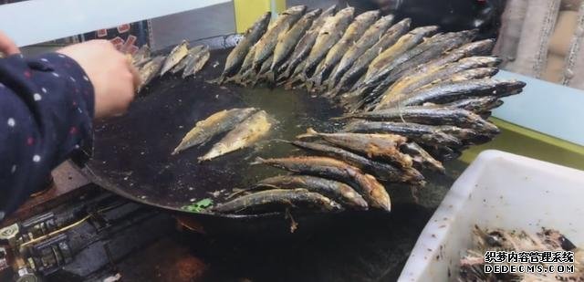 大叔街邊賣“開掛烤魚”，8元一條從不漲價(jià)，顧客：吃到就是賺到