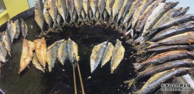 大叔街邊賣“開掛烤魚”，8元一條從不漲價(jià)，顧客：吃到就是賺到