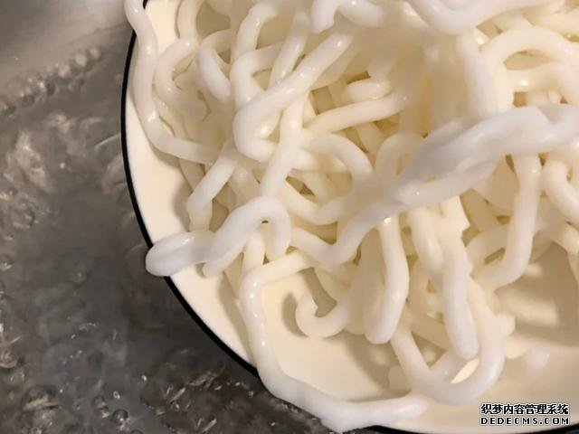 一吃就上癮的酸辣土豆粉，在家3塊錢做一大碗，酸辣爽口又開胃
