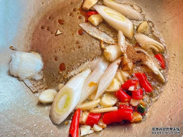 螃蟹不是只有清蒸一種做法，教你一道爆炒海蟹，口感鮮香且入味