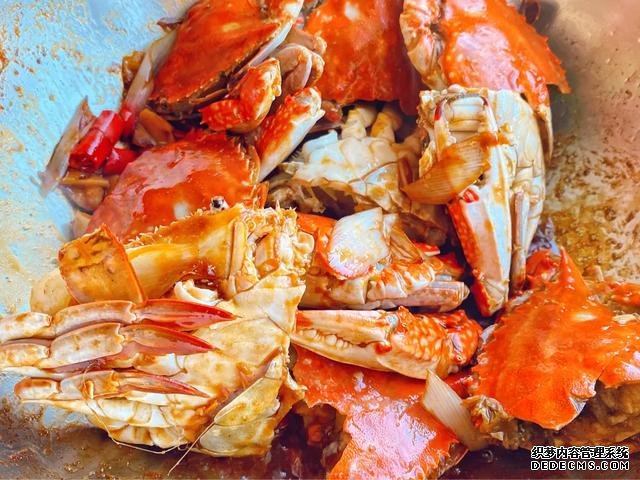 螃蟹不是只有清蒸一種做法，教你一道爆炒海蟹，口感鮮香且入味