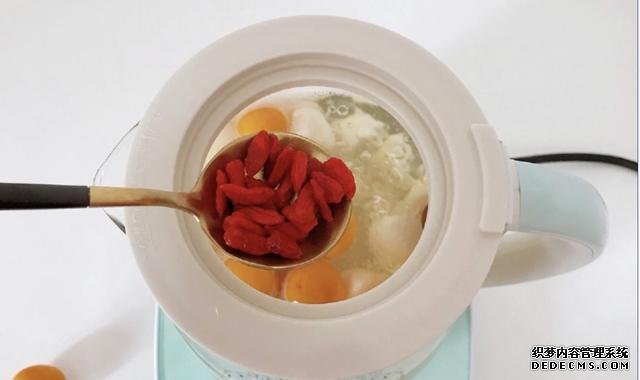 金桔雪梨冰糖水，簡單易做，清甜又好喝