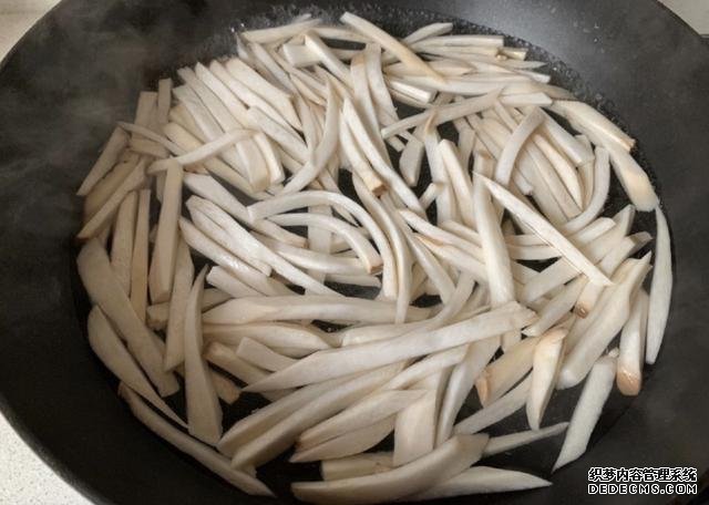 蠔油杏鮑菇，鮮嫩多汁，做法快手簡單，好吃到停不下來