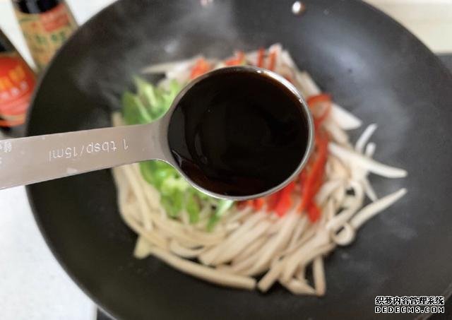 蠔油杏鮑菇，鮮嫩多汁，做法快手簡單，好吃到停不下來