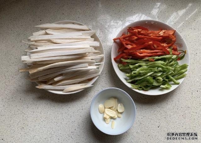 蠔油杏鮑菇，鮮嫩多汁，做法快手簡單，好吃到停不下來