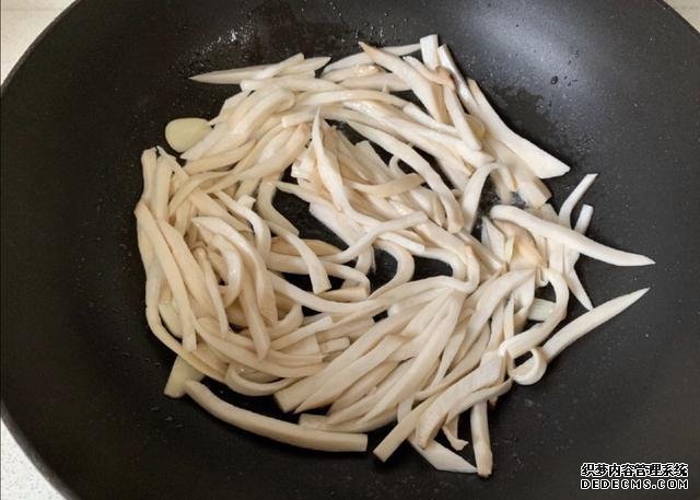 蠔油杏鮑菇，鮮嫩多汁，做法快手簡單，好吃到停不下來