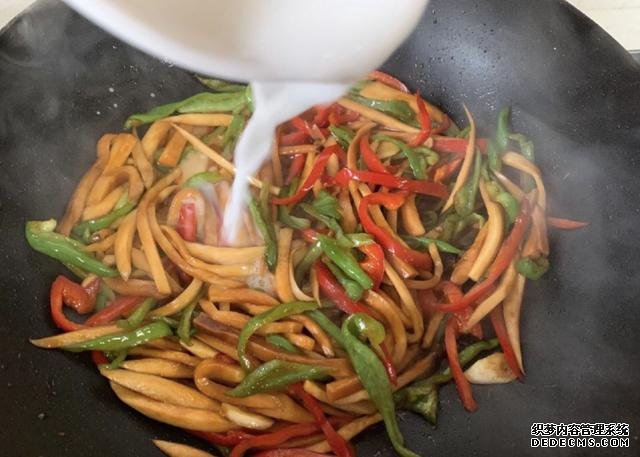 蠔油杏鮑菇，鮮嫩多汁，做法快手簡單，好吃到停不下來