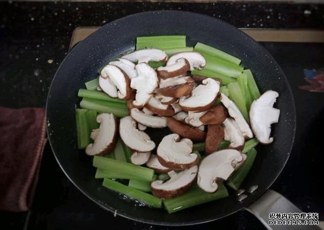 香菇芹菜炒豆干，低脂又營(yíng)養(yǎng)，做法簡(jiǎn)單快手10分鐘上桌