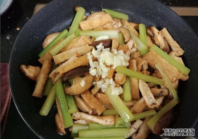香菇芹菜炒豆干，低脂又營(yíng)養(yǎng)，做法簡(jiǎn)單快手10分鐘上桌