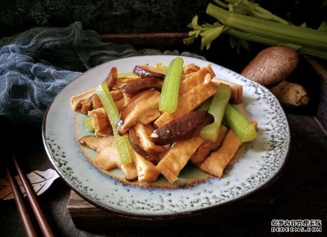香菇芹菜炒豆干，低脂又營(yíng)養(yǎng)，做法簡(jiǎn)單快手10分鐘上桌