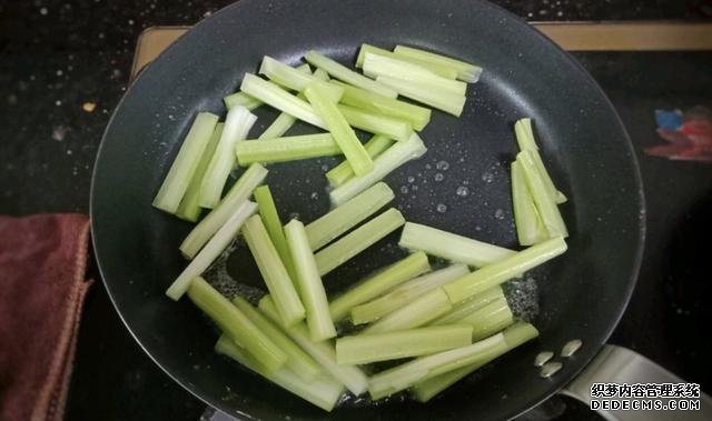 香菇芹菜炒豆干，低脂又營(yíng)養(yǎng)，做法簡(jiǎn)單快手10分鐘上桌