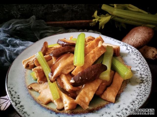 香菇芹菜炒豆干，低脂又營(yíng)養(yǎng)，做法簡(jiǎn)單快手10分鐘上桌