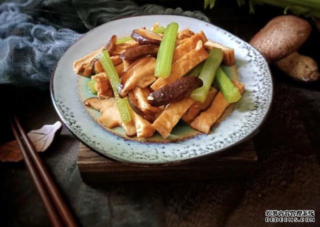 香菇芹菜炒豆干，低脂又營(yíng)養(yǎng)，做法簡(jiǎn)單快手10分鐘上桌