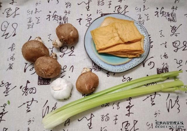 香菇芹菜炒豆干，低脂又營(yíng)養(yǎng)，做法簡(jiǎn)單快手10分鐘上桌