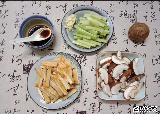香菇芹菜炒豆干，低脂又營(yíng)養(yǎng)，做法簡(jiǎn)單快手10分鐘上桌