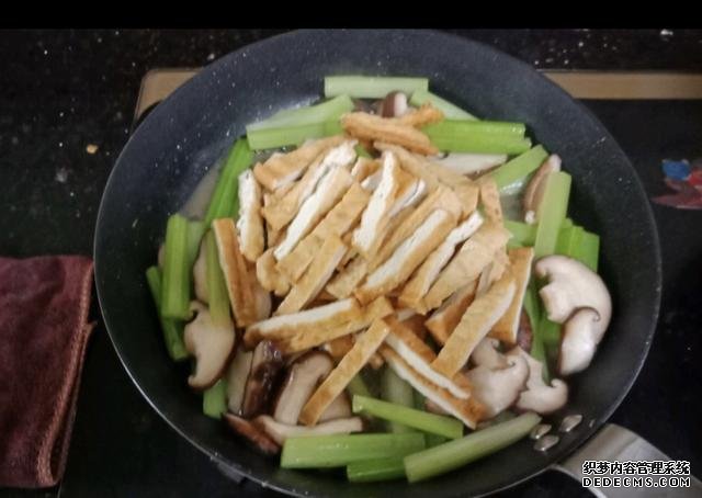 香菇芹菜炒豆干，低脂又營(yíng)養(yǎng)，做法簡(jiǎn)單快手10分鐘上桌