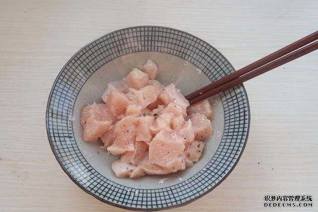 芝士控不可錯過的番茄雞肉焗飯，無敵拉絲