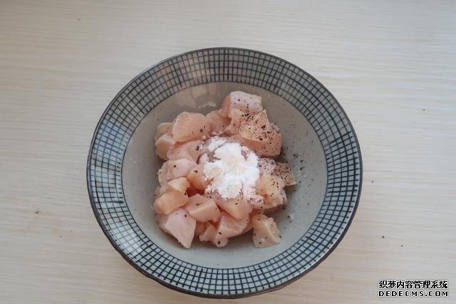 芝士控不可錯過的番茄雞肉焗飯，無敵拉絲