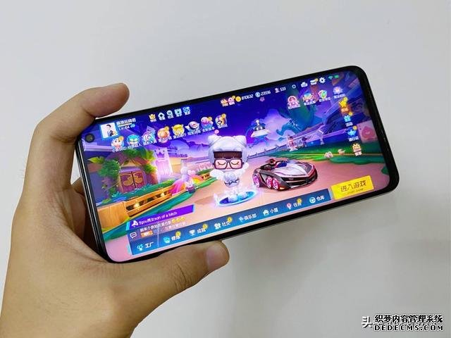 兩千元最值得入手的5G手機(jī)，旗艦性能+144Hz刷新率，還有雙揚(yáng)聲器